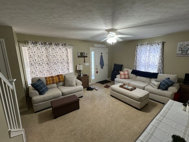 Photo - 3 BEDROOM TOWNHOUSE AVAIL JULY 2026.   Mon...