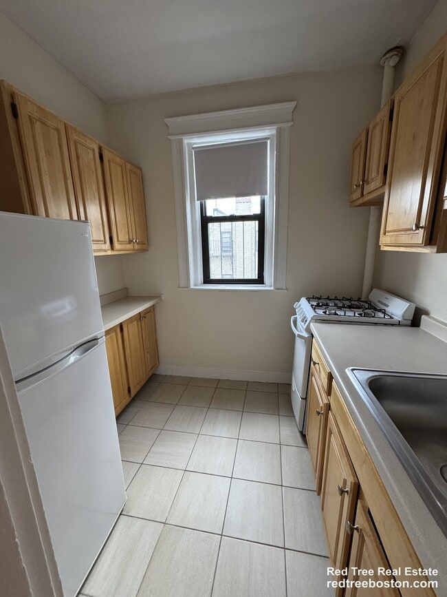 Building Photo - 1144 Commonwealth Ave Unit 38