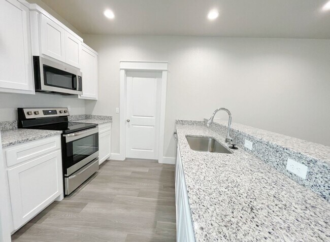 Photo - Cozy 3 bed, 2 bath close to City Center