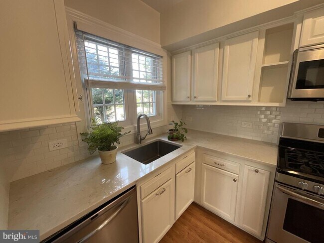 Photo - 1927 N Quaker Ln