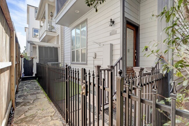 Photo - 1530 W 25th St