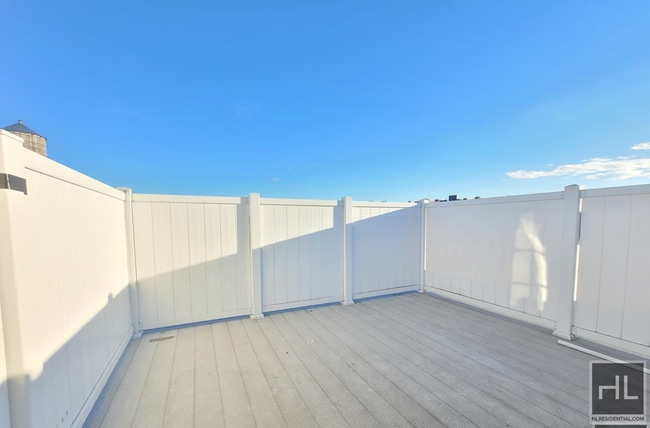 Building Photo - E 3RD ST. Unit 5B