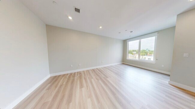 Building Photo - 198 Green St Unit 205