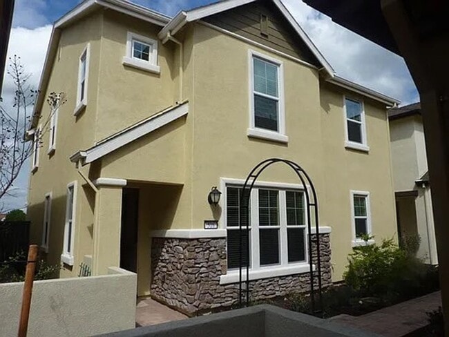 Building Photo - Fantastic Location in Roseville off Blue Oaks!  4 Bedroom Home with Downstairs Bedroom and Full B...