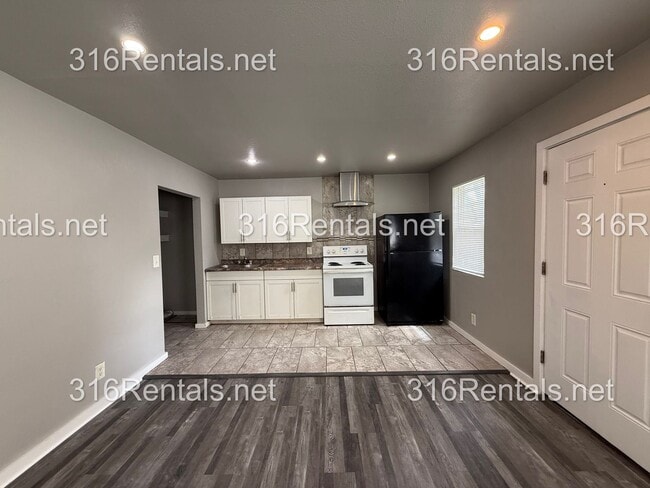 Photo - $595 - Available NOW! Beautiful 1 bedroom/ 1 bathroom Duplex Unit 823