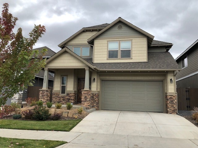 Building Photo - Newer construction / Community pool