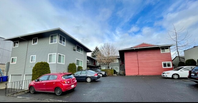 Building Photo - Montavilla 2 Bedroom Upstairs Apartment w/ A/C and Off Street Parking~ PETS WELCOME! 95 Walksco Unit 9039