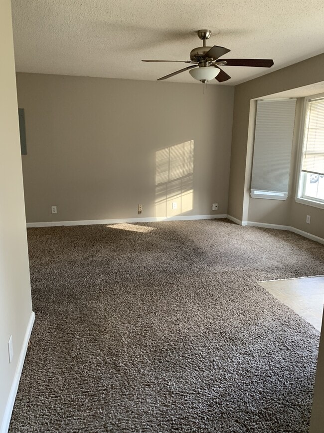 Photo - 1004 Caroline Dr