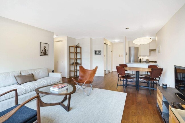 Photo - 30 W 61st St