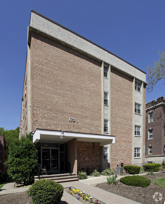 Building Photo - Brookglen Apartments