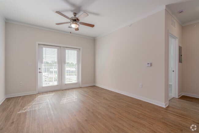 1BR, 1BA - 688SF - Livingroom