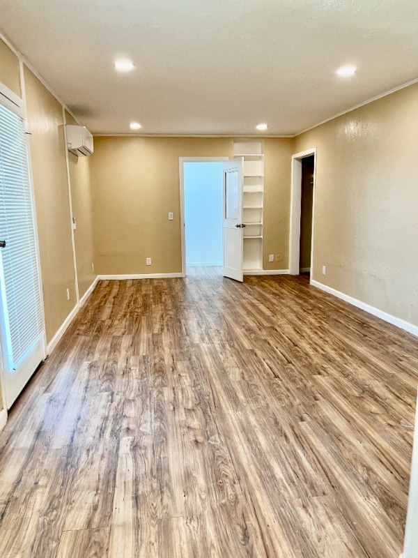 Building Photo - 5820 Pickering Ave Rental