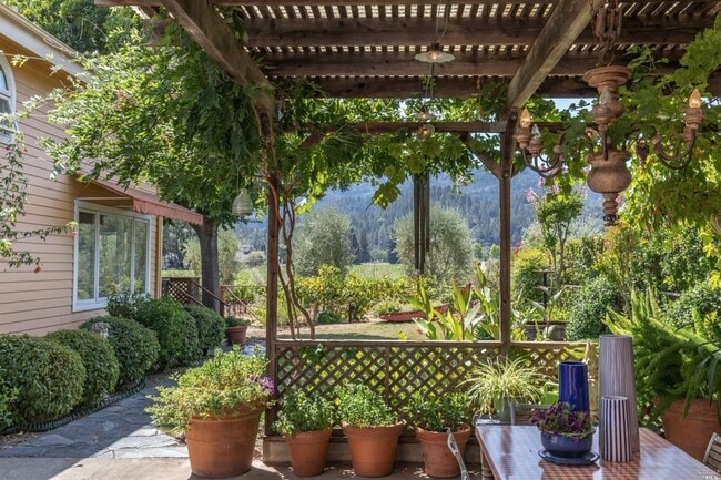 Photo - 1655 Scott St