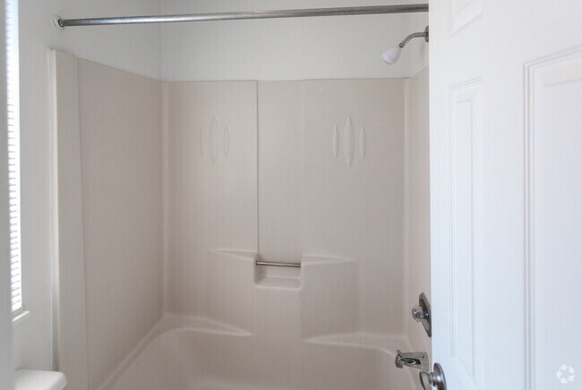 1BR, 1BA - 808 SF - Bristol Square