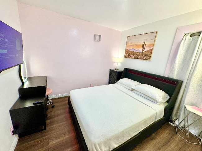 Photo - 5333 Longridge Ave Unit 3-3 bedroom