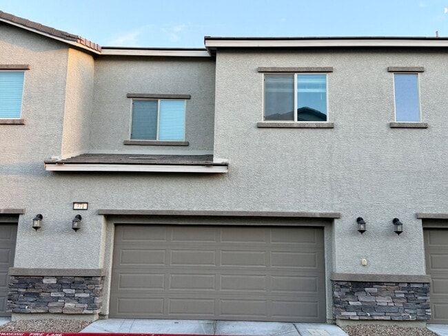 GATED 3 BED 2.5 BATH TOWNHOUSE IN NORTH LAS VEAGS FOR RENT!
