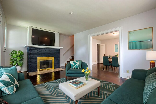 Building Photo - 4934-4936 Davenport Street Unit 4934 Davenport Street Rental