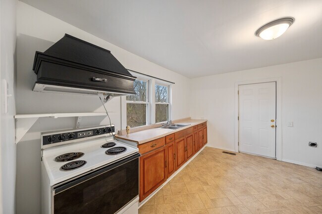 Photo - 319 Waverly Ave