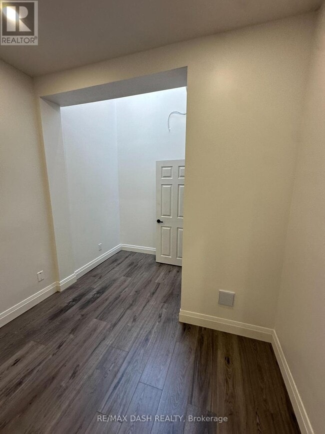 Photo - 565 Yonge St