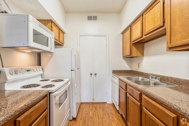 1BR, 1BA - 757SF A1 - Kitchen - The Lochley