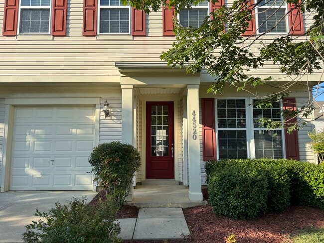 Welcome to your new home... an end unit in the Wildewood community! - 44520 Gray Wolf St Townhome