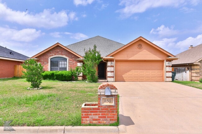 Building Photo - 4 bed 2 bath; newer carpet!