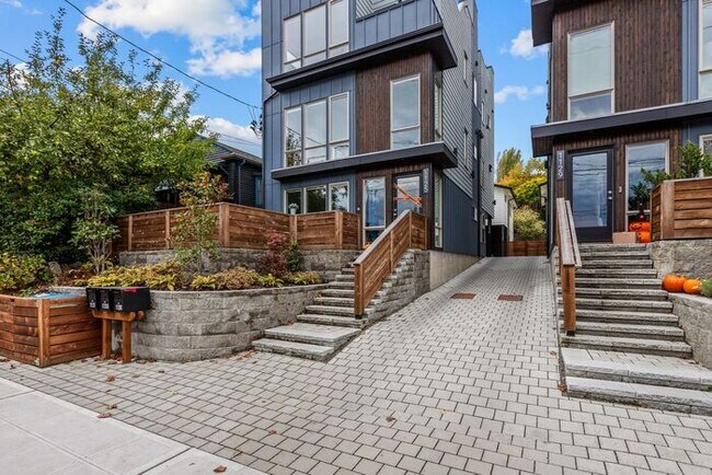 Photo - Stunning Ultra-Modern Central District Tow...