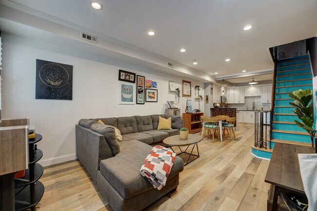 Photo - 905 Watkins St