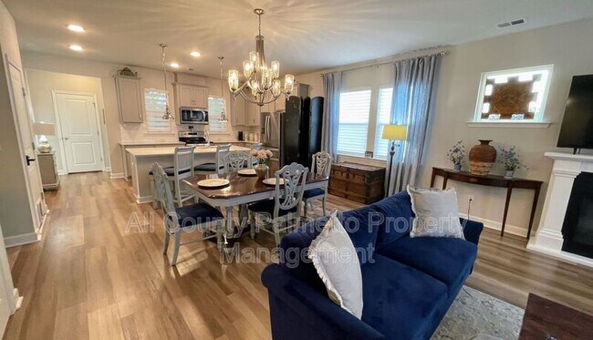 Photo - 577 McLernon Trce