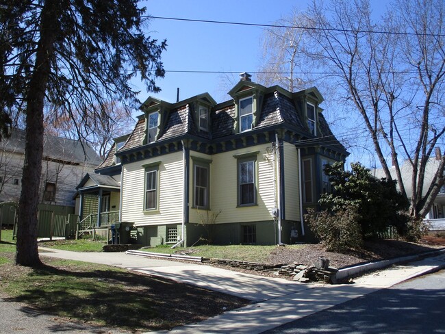 3 Bedroom Victorian home near the center t... - 3 Bedroom Victorian home near the center t...