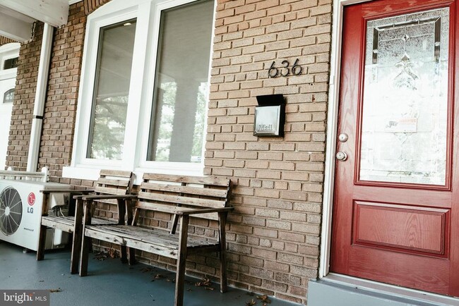 Building Photo - 636 Kenyon St NW