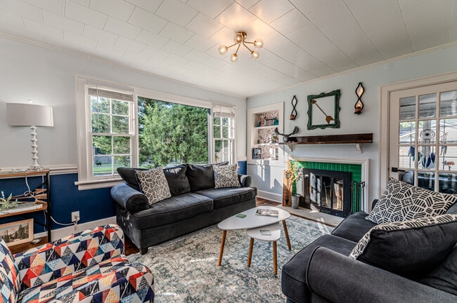 Photo - 508 W Chisholm St Unit Blue