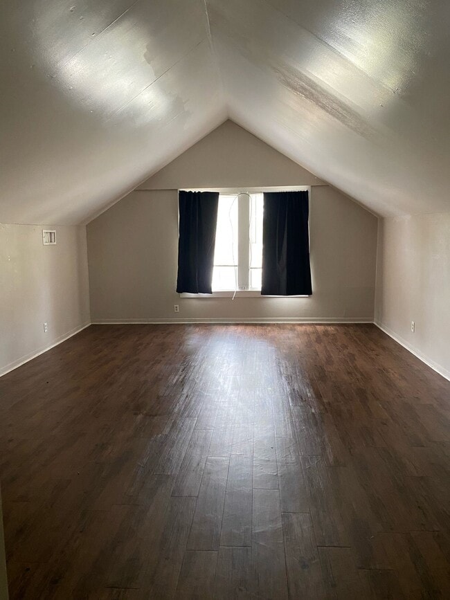 Photo - 800 Travis St Unidad Attic