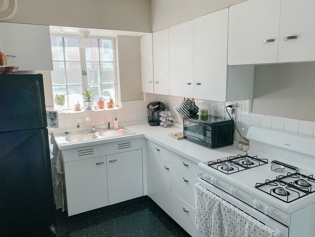 150-152 N Brentwood