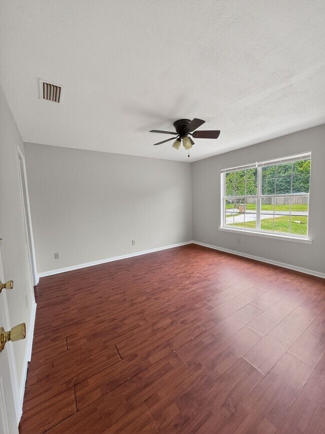 Photo - RATE DROP ALERT (was $2100/month) and MOVE-IN SPECIAL: $500 OFF 1ST MONTH'S RENT!**