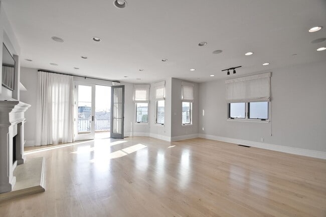 Photo - 3 Bed 3.5 Bath Town Home For Lease - Walk to Beach