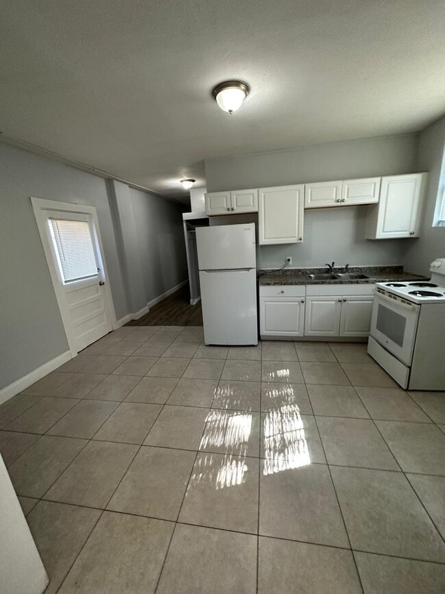 Building Photo - Fully Renovated 2/1-Single Family Available for Immediate Rent!