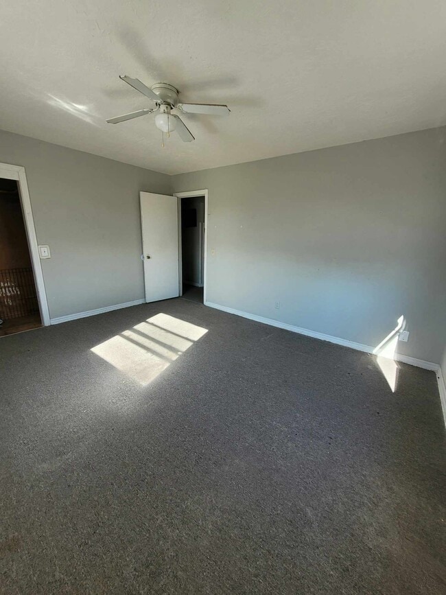 Photo - 1005 N B St