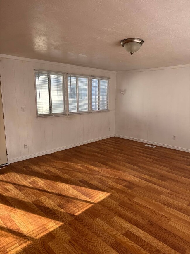 Photo - SALINA RENTALS - TRLR #4