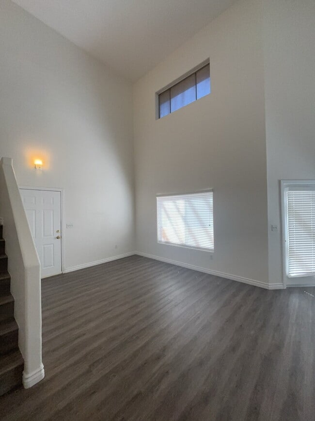 Spacious 3-Bed / 2.5 Bath Oasis: Modern Living in the Heart of Las Vegas!