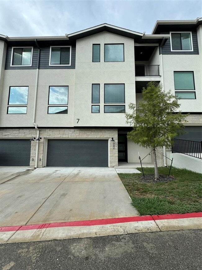 Building Photo - 2050 Lohmans Spur Unit 702