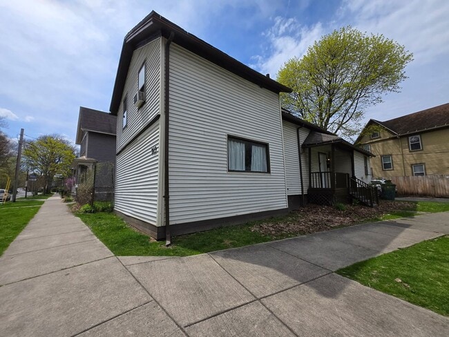 Building Photo - 3 Bedroom 1 Bath  - Single Family Home!