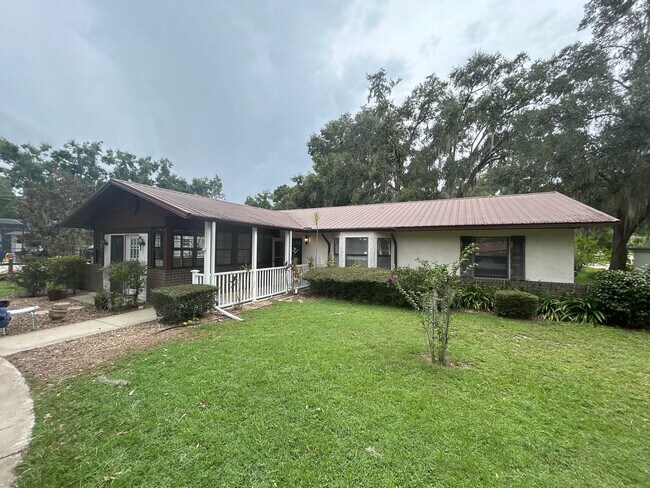 Building Photo - Beautiful 3 Bedroom Home Just Steps from L...