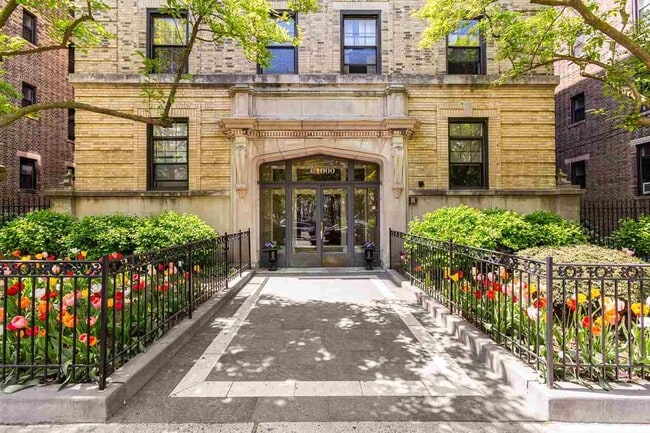 Building Photo - 1000 Hudson St Unit 111