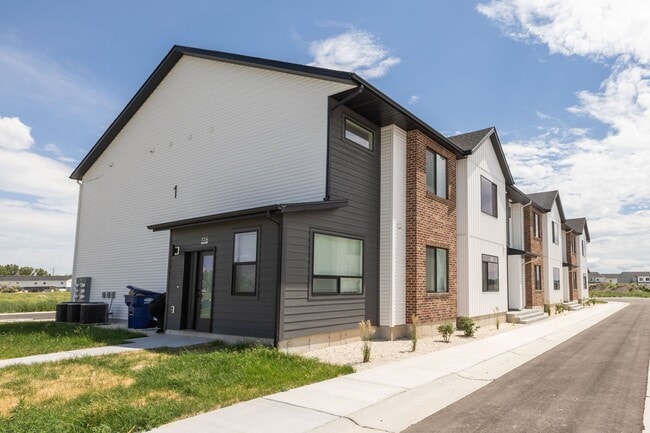 Building Photo - BRAND NEW TOWNHOME IN SUGAR CITY 3 BED 2.5 BATH AND 2 STALL GARAGE.