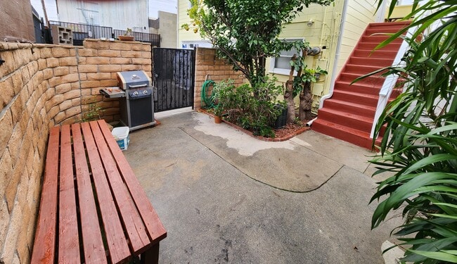 Photo - 947 Victoria Ave