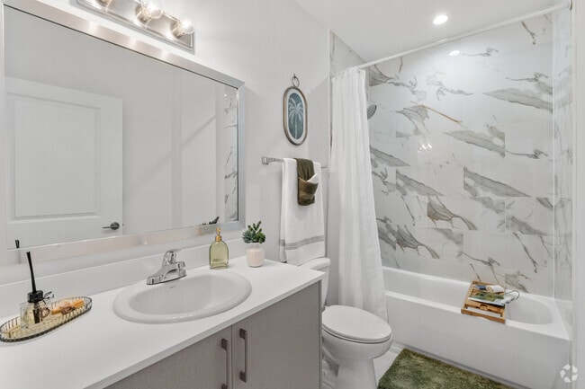 2BR, 2BA - 890SF - Bathroom