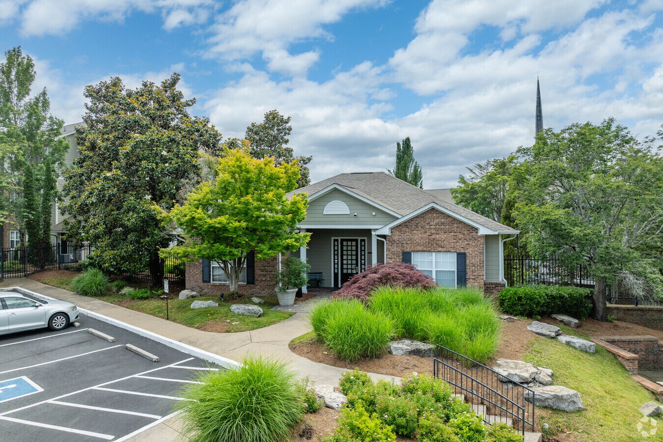 Entrada - Hillmont Condominiums