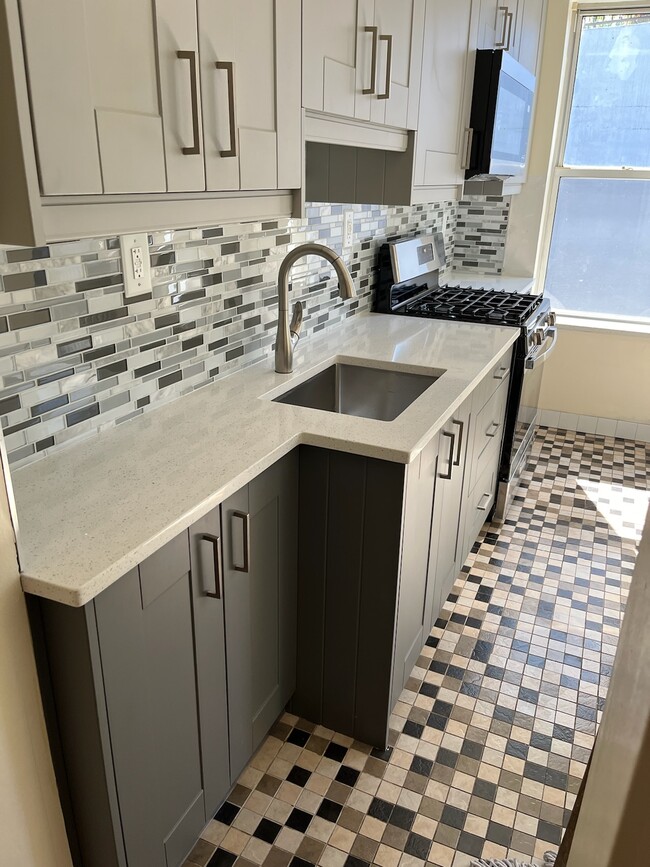 Brand new quartz countertop, cabinets, stainless steel appliances - 719 Driggs Ave Apartamentos Unidad 2nd Floor