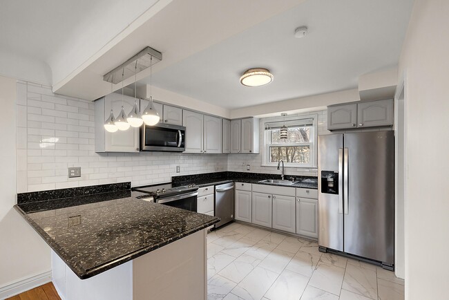 Photo - 2046 Yorkshire Rd